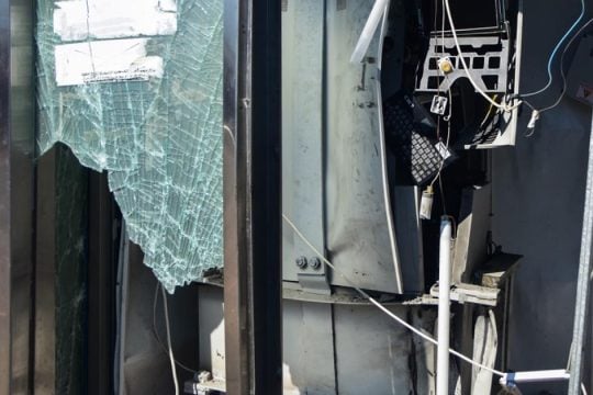 Έκρηξη σε ΑΤΜ έξω από σούπερ μάρκετ στο Μαρκόπουλο
