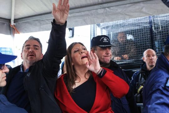 Η Κωνσταντοπούλου ανέβασε βίντεο από τη δίκη Τεμπών: «Διώχνετε τους γονείς» λέει στην αστυνομία