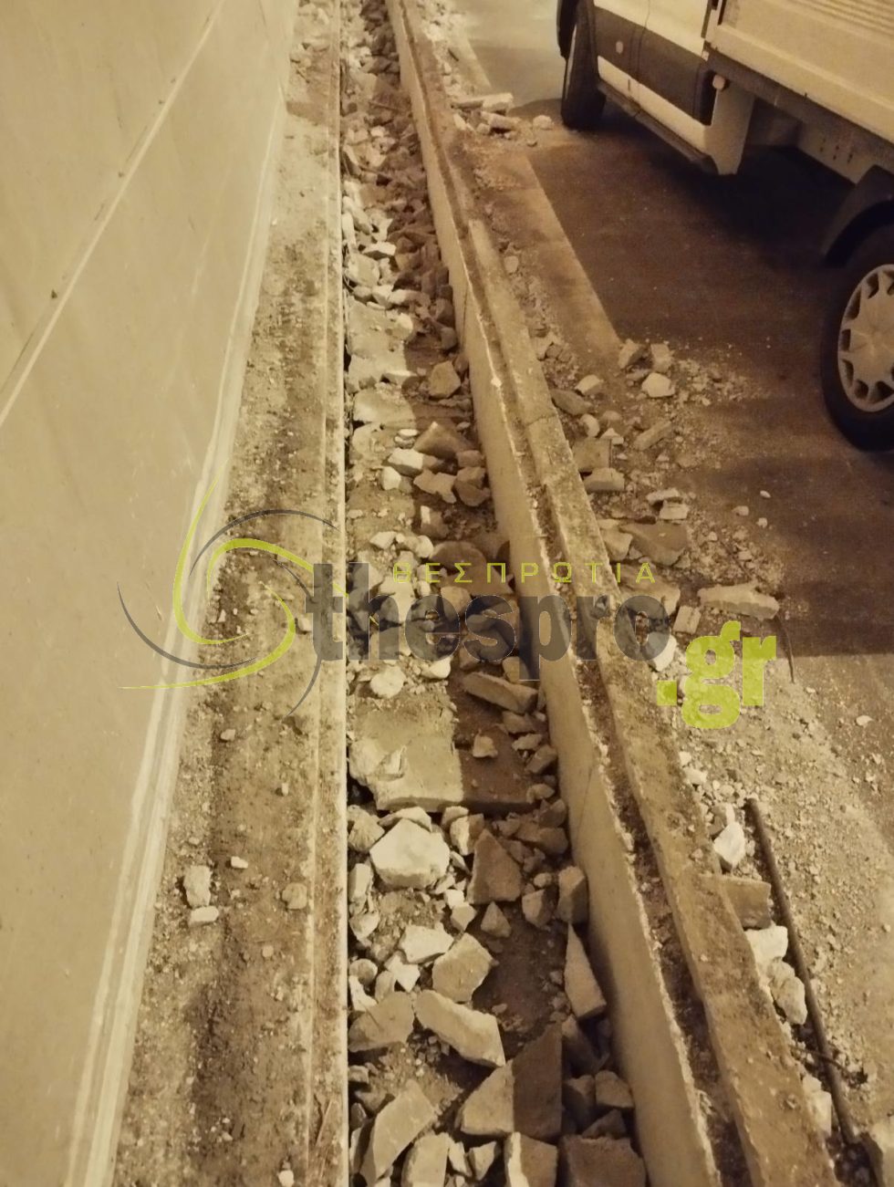 Θεσπρωτία: Μεθυσμένος οδηγός φορτηγού ξήλωσε πεζοδρόμιο 50 μέτρων [εικόνες]