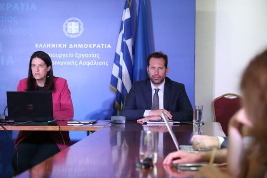 Στο «και πέντε» το νομοσχέδιο για τις ίσες αμοιβές εργασίας μεταξύ αντρών και γυναικών