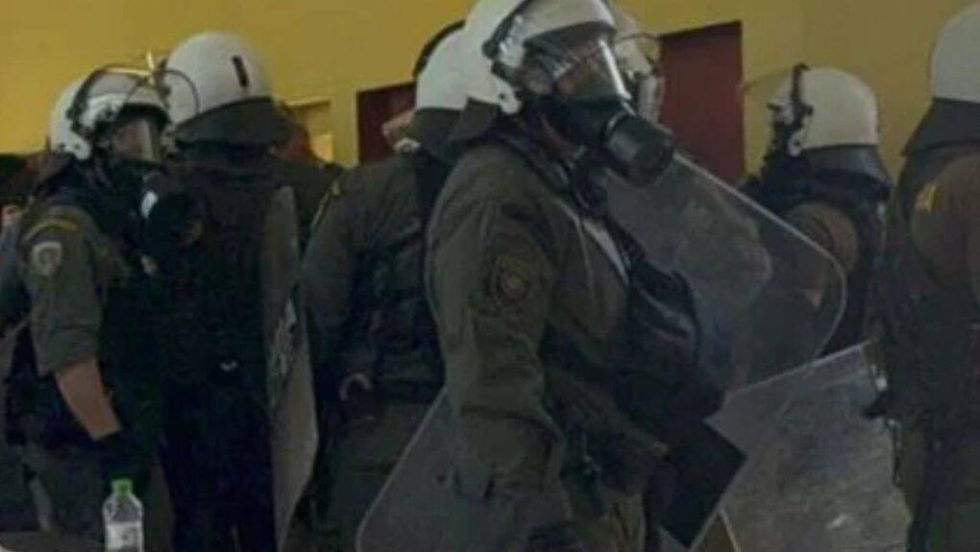 Ανδρες των ΜΑΤ στοv χώρο του ΑΠΘ μετά τα αιματηρά επεισόδια