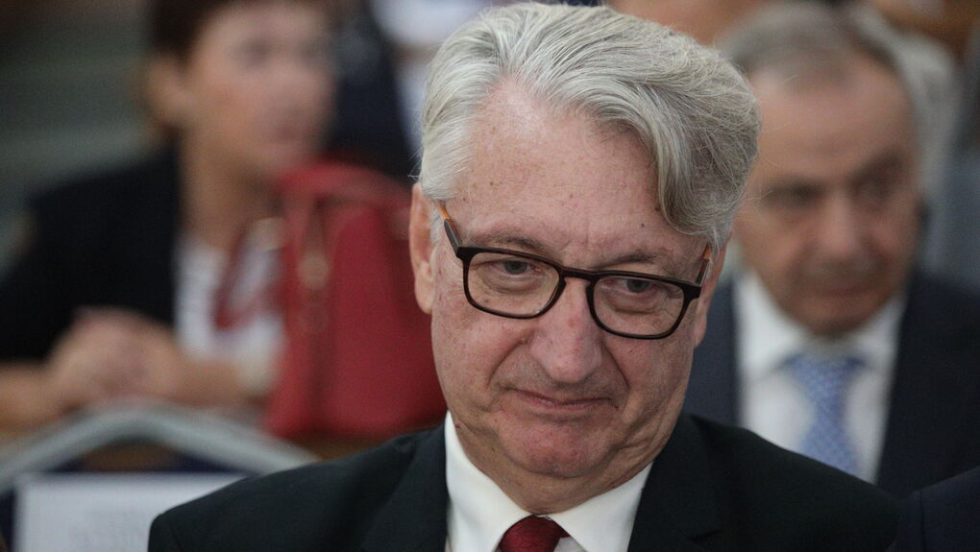 Ο «γαλάζιος» ευτελισμός ενός κορυφαίου θεσμικού ζητήματος