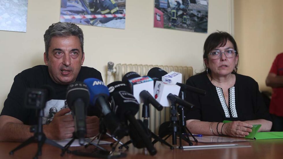 Τέμπη: Γονείς και συγγενείς καταγγέλλουν «τοίχο συγκάλυψης» και καθυστερήσεις