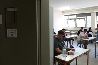 Οι «σκληρές πόρτες» που αφήνουν εκτός χιλιάδες υποψήφιους
