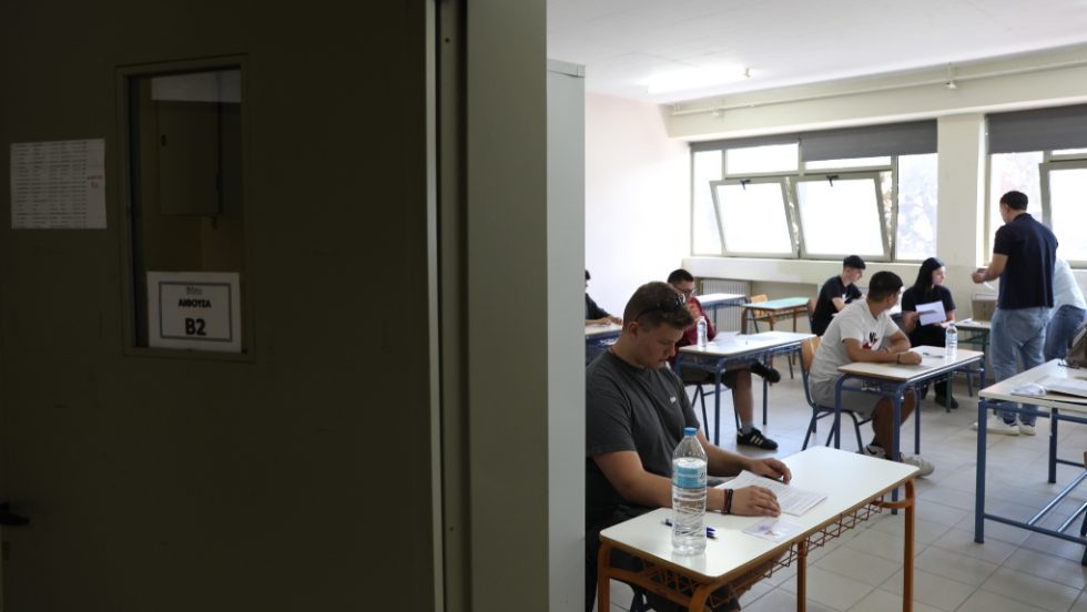 Οι «σκληρές πόρτες» που αφήνουν εκτός χιλιάδες υποψήφιους