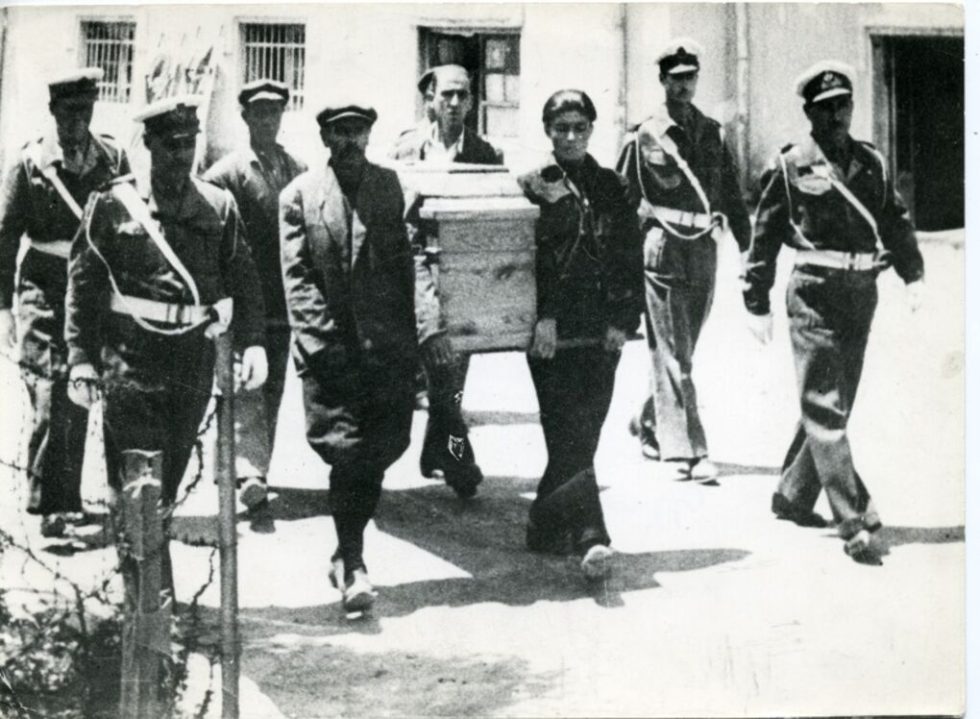 Μεταφορά της σορού του Πολκ από το νεκροτομείο της Θεσσαλονίκης στο αεροδρόμιο | askiarchives.eu/Φωτογρ. Θ. Ιωνά