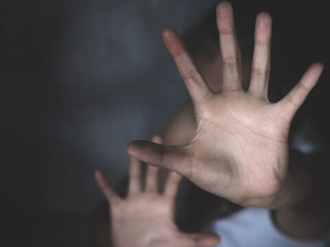 Τρόμος για 14χρονη σε εμπορικό κέντρο στο Μαρούσι: 19χρονος επιχείρησε να τη βιάσει στις τουαλέτες