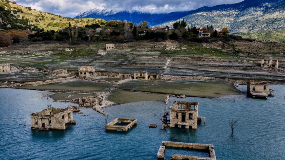 Η στάθμη του νερού σε χαμηλά επίπεδα πέρσι. 320,6 εκατομμύρια κυβικά μέτρα τα αποθέματα στον Μόρνο το 2025. Το βυθισμένο χωριό Κάλλιο είχε ξεπροβάλει στην επιφάνεια | ΑΝΤΩΝΗΣ ΝΙΚΟΛΟΠΟΥΛΟΣ/EUROKINISSI