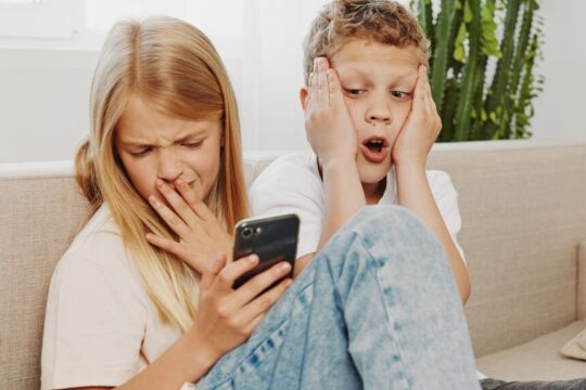 Ανήλικοι και social media: Φόβοι ότι η απαγόρευση θα προκαλέσει περισσότερους κοινωνικούς αποκλεισμούς