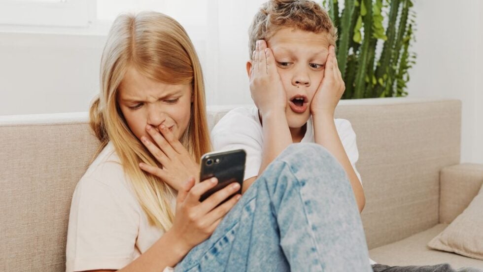 Ανήλικοι και social media: Φόβοι ότι η απαγόρευση θα προκαλέσει περισσότερους κοινωνικούς αποκλεισμούς