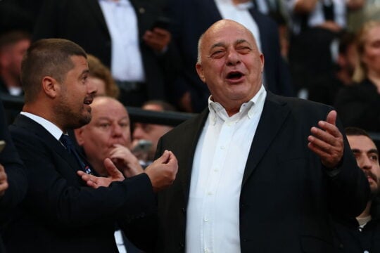 Νέο δικαστικό χαστούκι στον «χιουμορίστα» Μπέο: Πληρώνει αποζημίωση για το «άπλυτοι» κατά δημοσιογράφων