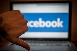 Το Facebook διέγραψε περισσότερες από 1.500 ρατσιστικές αναρτήσεις στην Ελλάδα μέσα στο 2025