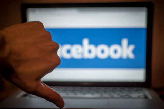 Το Facebook διέγραψε περισσότερες από 1.500 ρατσιστικές αναρτήσεις στην Ελλάδα μέσα στο 2025