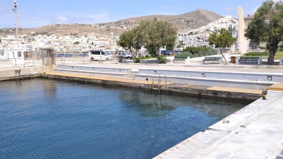 Σύρος: Θα τηρήσει επιτέλους το Λιμεναρχείο την απαγόρευση κολύμβησης στο «Νησάκι» της Ερμούπολης;