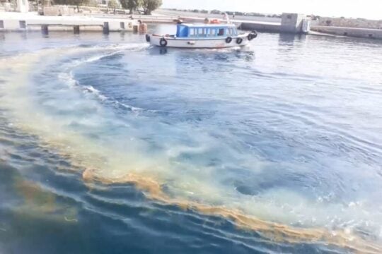 Σύρος: Απαγορευτικό από το Λιμεναρχείο για μπανάκι στο «Νησάκι»