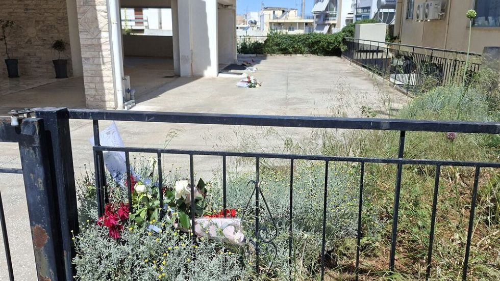 Λουλούδια στην εξωτερική είσοδο της πολυκατοικίας και μέσα, στο σημείο της πτώσης