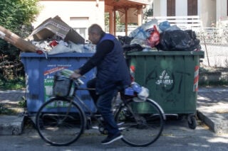 Γιατί οι Ευρωπαίοι πετούν τρόφιμα ενώ αυξάνεται η ακρίβεια: Το ατέρμονο πρόβλημα της σπατάλης