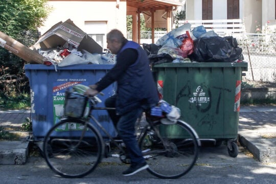 Γιατί οι Ευρωπαίοι πετούν τρόφιμα ενώ αυξάνεται η ακρίβεια: Το ατέρμονο πρόβλημα της σπατάλης