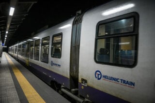 Η μειωμένη πυραντοχή των καθισμάτων στη φωτιά ελέγχεται ύστερα από επίμονα αιτήματα συγγενών των θυμάτων των Τεμπών.