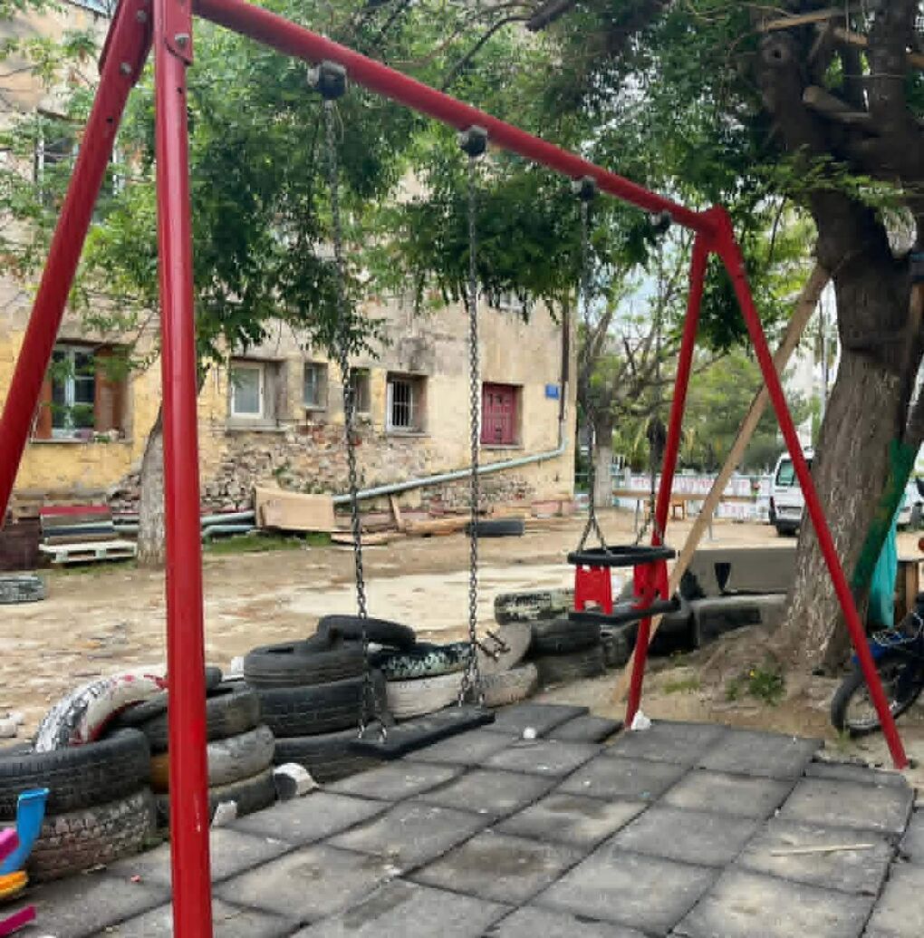 Κούνιες δίπλα στην παιδική χαρά