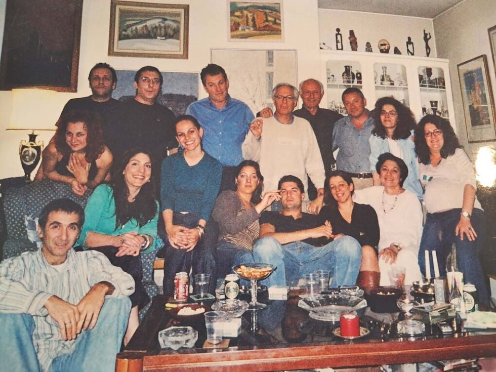 Ο Δημήτρης Γκιώνης (τέταρτος από δεξιά) σε συγκέντρωση στο σπίτι του, πλαισιωμένος από την –σε πλήρη ανάπτυξη– ομάδα της «Ελευθεροτυπίας»: ξεκινώντας από την πίσω σειρά (δεξιά): Φωτεινή Μπάρκα, Βένα Γεωργακοπούλου, Φώτης Απέργης, Γιώργος Βιδάλης, (ο πολύ πρόωρα χαμένος, αγαπημένος μας στην ύλη) Μπάμπης Θέμας, Γιώργος Καρουζάκης, Δημήτρης Αναστασόπουλος. Δεύτερη σειρά από δεξιά Νινέττα Κοντράρου-Ρασσιά, Ματούλα Κουστένη, Δημήτρης Κανελλόπουλος, Δώρα Παπαγεωργίου, Χρυσούλα Παπαϊωάννου, Ναταλί Χατζηαντωνίου, Ιωάννα Κλεφτόγιαννη και καθισμένος μπροστά ο Σωτήρης Μανιάτης