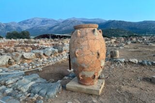 Δεν χρειάζονται τελικά άλλοι αρχαιολόγοι; Άρνηση Μενδώνη στο αίτημα ενίσχυσης με επιστημονικό προσωπικό