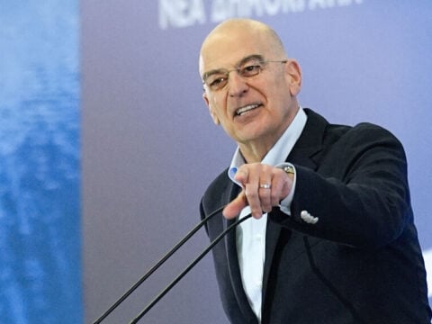 Συνέδριο Ν.Δ.: Αφωνία από το Μαξίμου για τις αιχμές Δένδια