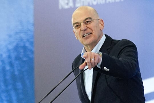 Συνέδριο Ν.Δ.: Αφωνία από το Μαξίμου για τις αιχμές Δένδια