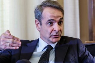 Ειρωνείες για Τσίπρα, χαμηλοί τόνοι για Καραμανλή από το Μαξίμου
