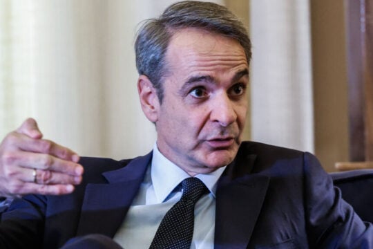 Ειρωνείες για Τσίπρα, χαμηλοί τόνοι για Καραμανλή από το Μαξίμου