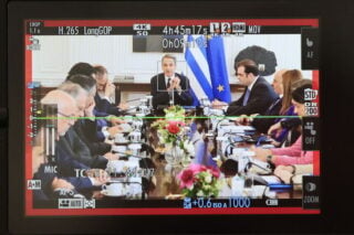 Με το βλέμμα σε Τσίπρα και Καραμανλή σήμερα το Μέγαρο Μαξίμου