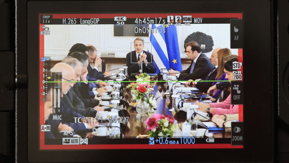 Με το βλέμμα σε Τσίπρα και Καραμανλή σήμερα το Μέγαρο Μαξίμου