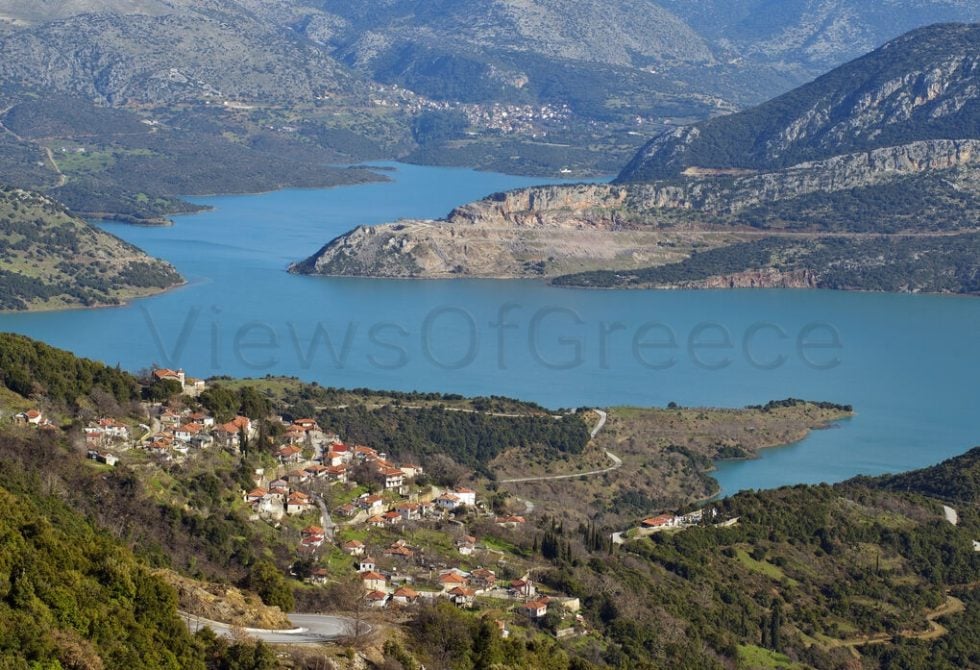 Πανόραμα της λίμνης του Μόρνου. Μπροστά φαίνεται το χωριό Κόκκινο, στο βάθος το Λιδωρίκι | ΑΡΧΕΙΟ ΘΟΔ. ΑΘΑΝΑΣΙΑΔΗΣ