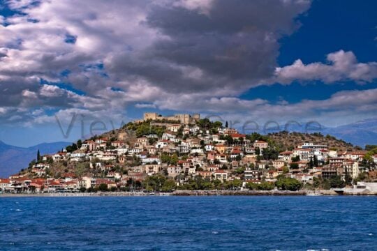 Παράλιο Αστρος, το «Νησί» με το κάστρο του