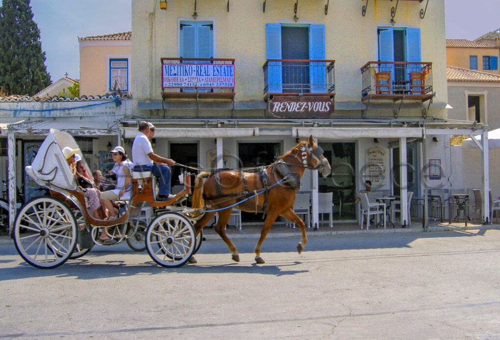 Βόλτα με ιππήλατη άμαξα, ένας ενδιαφέρων τρόπος για να γνωρίσετε το νησί | ΑΡΧΕΙΟ ΘΟΔ. ΑΘΑΝΑΣΙΑΔΗΣ