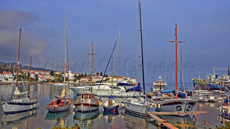 Το Παλαιό Λιμάνι στη γαλήνη της άνοιξης | ΑΡΧΕΙΟ ΘΟΔ. ΑΘΑΝΑΣΙΑΔΗΣ