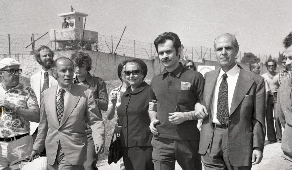 Ο Αλέξανδρος Παναγούλης αποφυλακίζεται από το Μπογιάτι στις 21 Αυγούστου του 1973. Φεύγει συνοδευόμενος από τη μητέρα του Αθηνά και τον αδελφό του Στάθη Παναγούλη