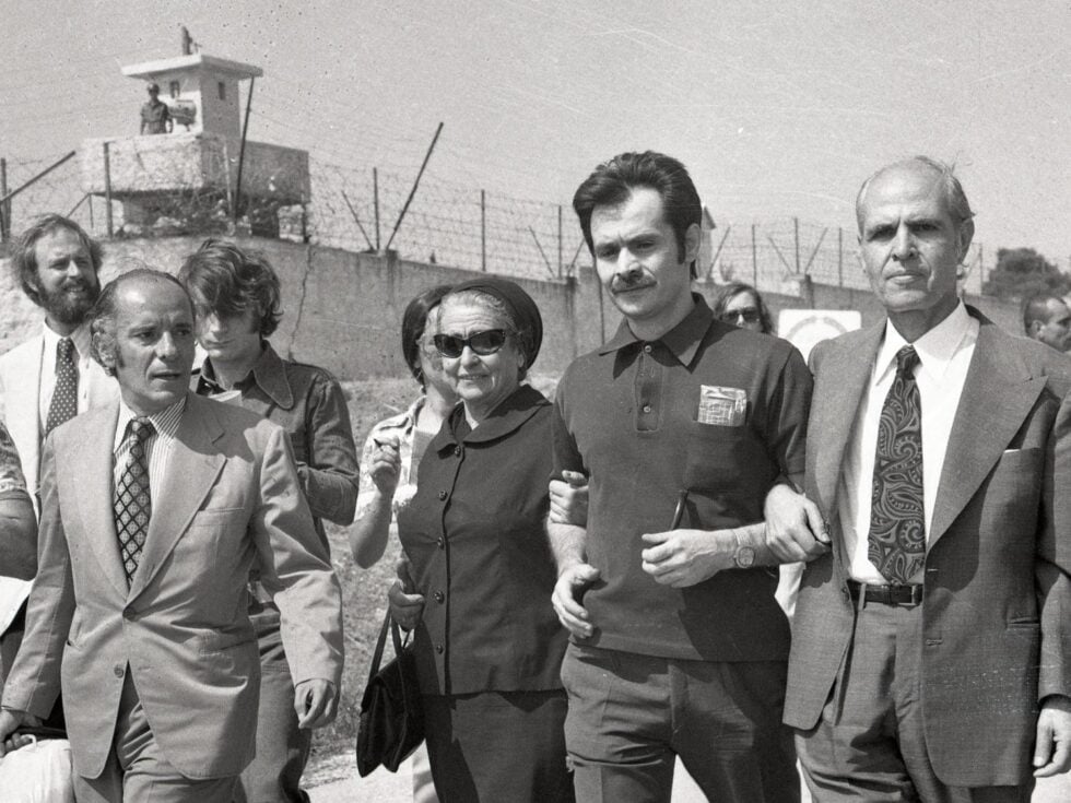 Ο Αλέξανδρος Παναγούλης αποφυλακίζεται από το Μπογιάτι στις 21 Αυγούστου του 1973. Φεύγει συνοδευόμενος από τη μητέρα του Αθηνά και τον αδελφό του Στάθη Παναγούλη