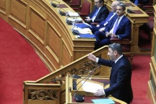 «Απειλεί την εθνική ασφάλεια η αλήθεια από το στόμα του διοικητή της ΕΥΠ και δεν την απειλεί ο δημόσιος εκβιασμός του κ. Μητσοτάκη από τον κ. Ντίλιαν;» διερωτήθηκε ο Ν. Ανδρουλάκης από το βήμα της Βουλής