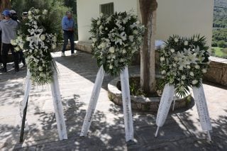 Κρήτη: Οδύνη στην κηδεία του 21χρονου Νικήστρατου - Η αδελφή του έδιωξε τους αστυνομικούς[εικόνες - βίντεο]