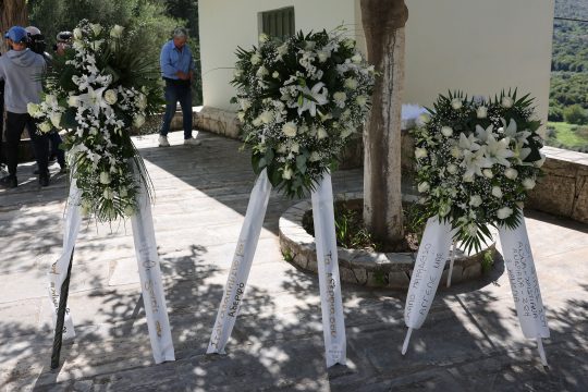 Κρήτη: Οδύνη στην κηδεία του 21χρονου Νικήστρατου - Η αδελφή του έδιωξε τους αστυνομικούς[εικόνες - βίντεο]