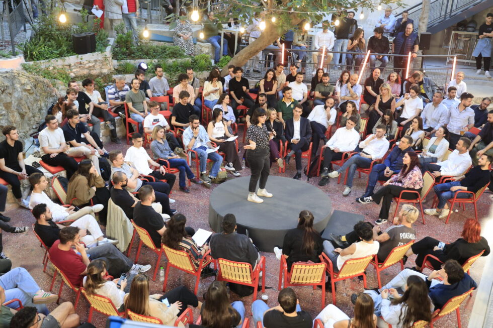 Unmute Now Athens: Ο Αλέξης Τσίπρας ακούει και συνομιλεί με τη νέα γενιά