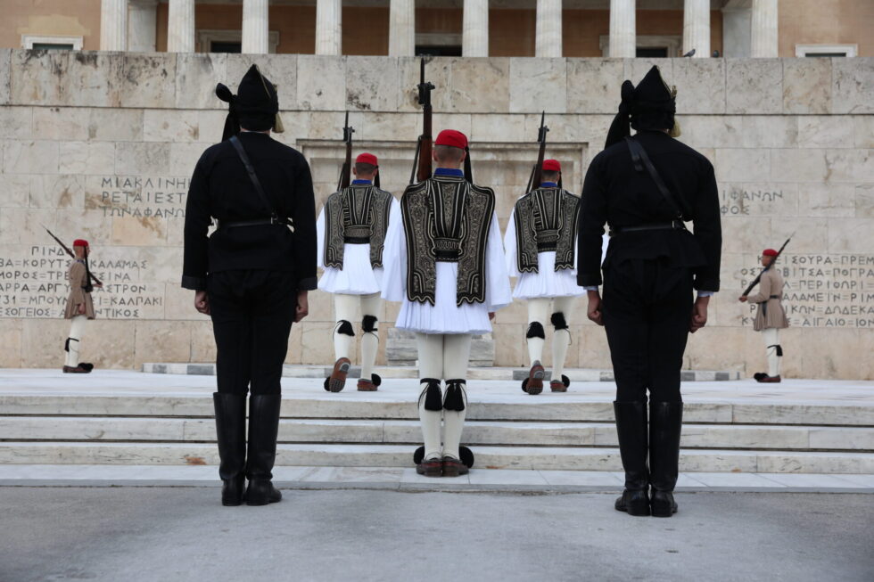 Γενοκτονία των Ποντίων: Χορός υπό σφοδρή βροχή στο Σύνταγμα [βίντεο]