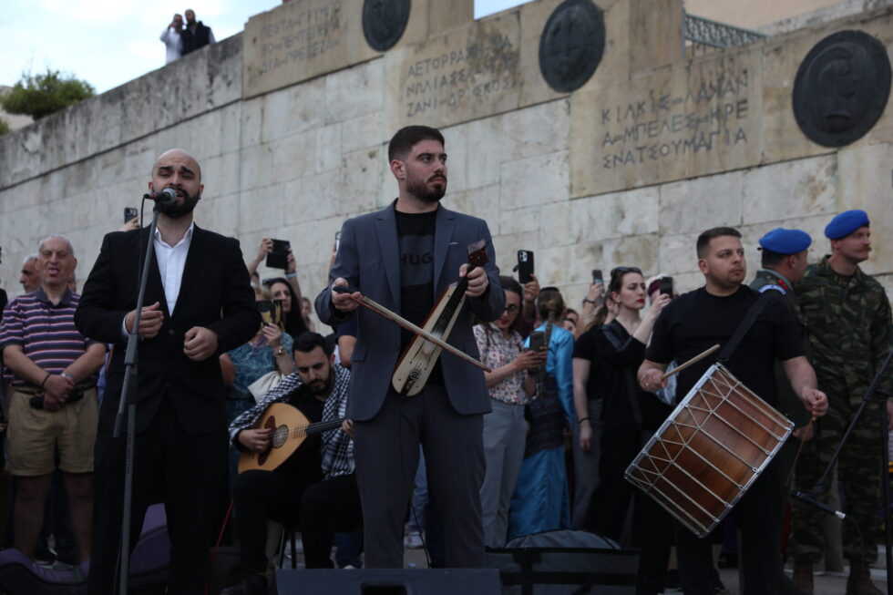 Γενοκτονία των Ποντίων: Χορός υπό σφοδρή βροχή στο Σύνταγμα [βίντεο]