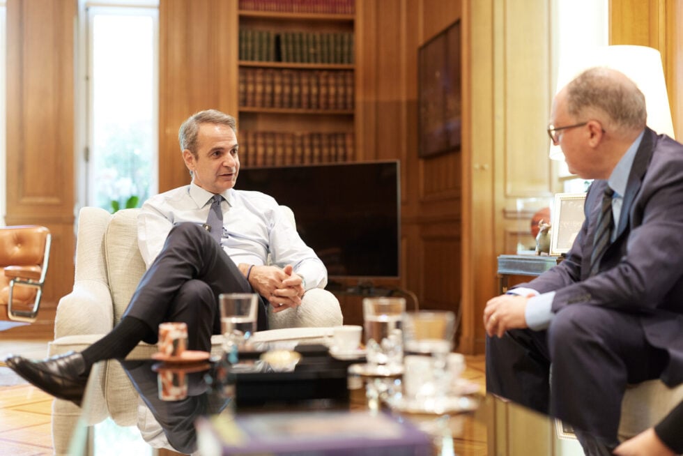 Ο Κυριάκος Μητσοτάκης με τον Gideo Rachman των «Financial Times»