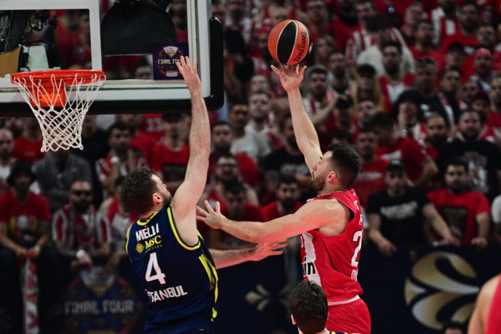 Final four: Κόκκινο πάρτι στο ΟΑΚΑ – Ο Ολυμπιακός διέλυσε τη Φενέρ και προκρίθηκε στον τελικό