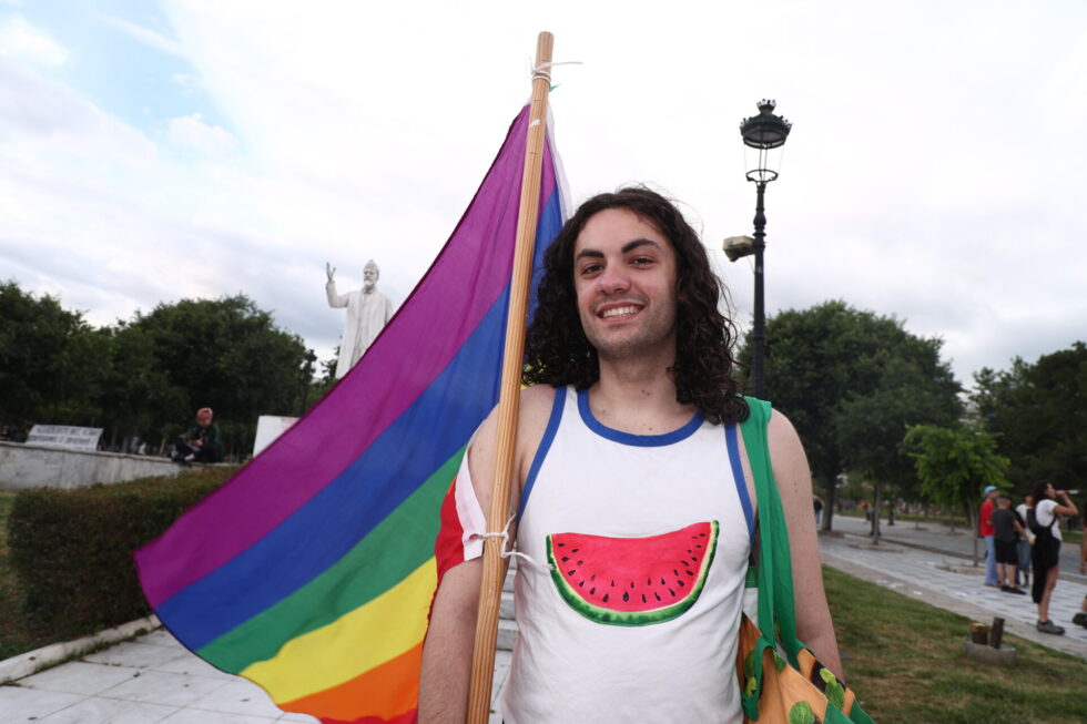 Θεσσαλονίκη: «No pride in war» – Πολύχρωμη παρέλαση υπέρ της διαφορετικότητας και κατά του πολέμου [εικόνες]