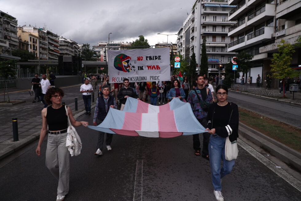 Θεσσαλονίκη: «No pride in war» – Πολύχρωμη παρέλαση υπέρ της διαφορετικότητας και κατά του πολέμου [εικόνες]