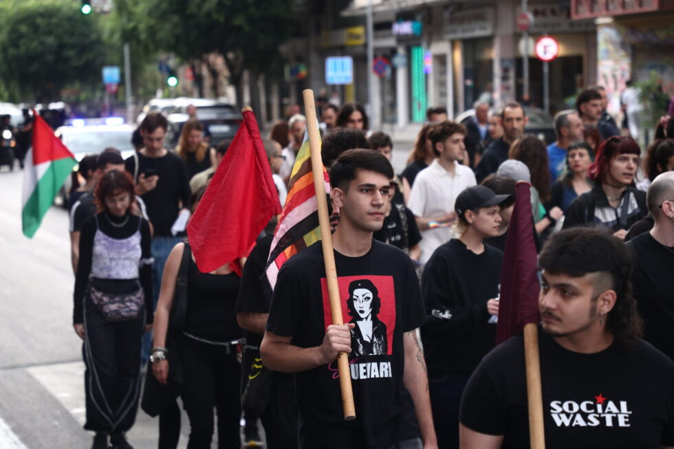 Θεσσαλονίκη: «No pride in war» – Πολύχρωμη παρέλαση υπέρ της διαφορετικότητας και κατά του πολέμου [εικόνες]