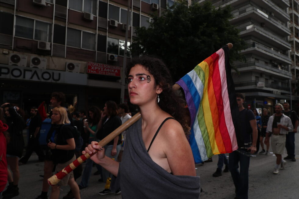 Θεσσαλονίκη: «No pride in war» – Πολύχρωμη παρέλαση υπέρ της διαφορετικότητας και κατά του πολέμου [εικόνες]